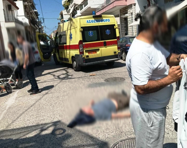 Μεσολόγγι: Τροχαίο μπροστά στο Αστυνομικό Μέγαρο - Στο δρόμο δικυκλιστής (ΦΩΤΟ)