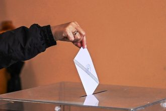 Metron Analysis: Σχεδόν τρεις μονάδες πάνω η ΝΔ στο 30,2%, το ΠΑΣΟΚ πλησίασε την Πλεύση