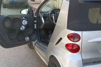 Δυτική Αχαΐα: Χειροπέδες σε οδηγό χωρίς δίπλωμα και με τέρμα τα ηχεία (ΦΩΤΟ)