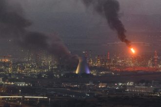 Οκτώ νεκροί, πάνω από 90 τραυματίες από ιρανικούς πυραύλους που έπληξαν το κεντρικό Ισραήλ – Σκηνές χάους στο Τελ Αβίβ