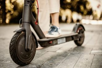 Πάτρα: Ασυνείδητος οδηγός χτύπησε 20χρονο με πατίνι και τον εγκατέλειψε