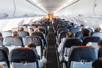 Τρόμος στον αέρα: Μεθυσμένος ισραηλινός που πήγαινε στη Ρόδο για διακοπές δάγκωσε επιβάτες