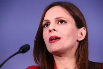 Αχτσιόγλου από Πάτρα: Κανείς δεν μπορεί μόνος του - Έχουμε παγιδευτεί σε προσωπικές στρατηγικές αυτοδικαίωσης