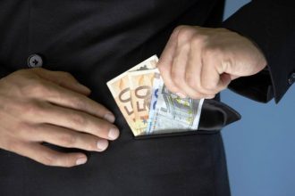 Πάτρα: Τον μετέφερε παράνομα στην Ελλάδα και τώρα τον απειλεί για το... αντίτιμο