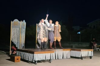 ΔΗ.ΠΕ.ΘΕ. Πάτρας: Με επιτυχία συνεχίζονται οι παραστάσεις του Άρματος Θέσπιδος με την "Λοκαντιέρα"