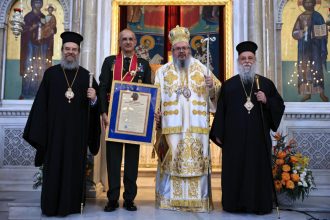 Ύψιστη τιμή για τον Δημήτρη Χούπη – Έλαβε τον Χρυσό Σταυρό των Αγίων Αχιλλίου και Βησσαρίωνος - ΦΩΤΟ, ΒΙΝΤΕΟ