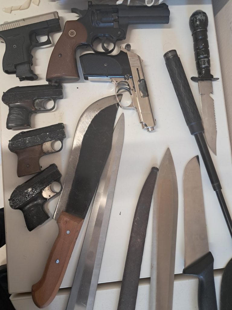 Πάτρα: Λες και ετοιμαζόταν για πόλεμο! Δείτε τι βρήκαν οι αστυνομικοί στο σπίτι του άνδρα που ενεπλάκη στο επεισόδιο με τους πυροβολισμούς