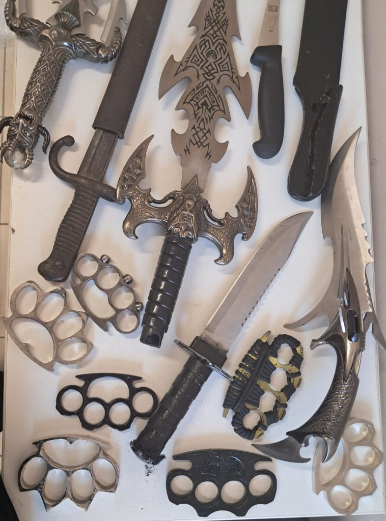 Πάτρα: Λες και ετοιμαζόταν για πόλεμο! Δείτε τι βρήκαν οι αστυνομικοί στο σπίτι του άνδρα που ενεπλάκη στο επεισόδιο με τους πυροβολισμούς