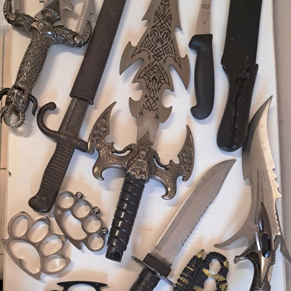 Πάτρα: Λες και ετοιμαζόταν για πόλεμο! Δείτε τι βρήκαν οι αστυνομικοί στο σπίτι του άνδρα που ενεπλάκη στο επεισόδιο με τους πυροβολισμούς