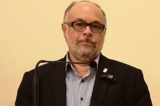 Νίκος Τζανάκος-Επιστολή : ‘Κατέρρευσε’ ένας στύλος φωτισμού έξω από το θέατρο Απόλλων; Ε! και;