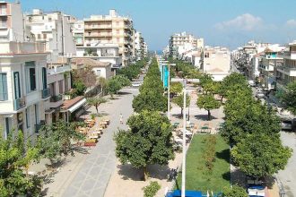 Πάτρα: Ο Δήμος προχωρά σε διαγραμμίσεις για τα τραπεζοκαθίσματα στην Τριών Ναυάρχων