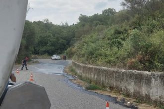 Δυτ. Ελλάδα: 1,5 τόνος καυστικού υγρού χύθηκε στο δρόμο - Έλιωσε η άσφαλτος (ΦΩΤΟ)