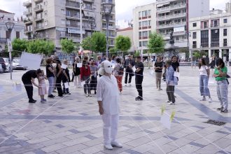 Πάτρα: Οι εκπαιδευτικοί σε μια διαφορετική διαμαρτυρία ΦΩΤΟ