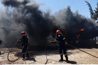 Βελτιωμένη η εικόνα της πυρκαγιάς στην Π. Φώκαια - Ζημιές σε αρκετά σπίτια