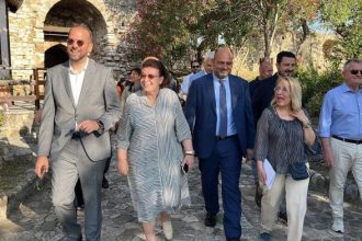 Πάτρα: Η Λίνα Μενδώνη στο Κάστρο για την αποκατάσταση δύο προμαχώνων ΦΩΤΟ