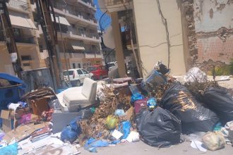 Πάτρα: "Βουνά" σκουπιδιών δίπλα από την πλατεία Μαρούδα