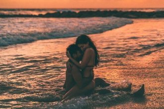 Γιατί αυξάνεται η ερωτική επιθυμία τους μήνες του καλοκαιριού;