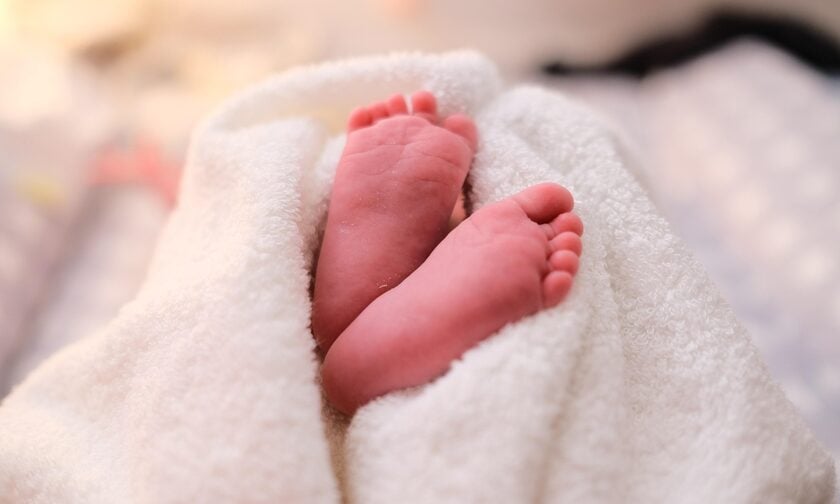 Τα πρώτα μωρά με DNA από 3 ανθρώπους γεννήθηκαν στη Βρετανία