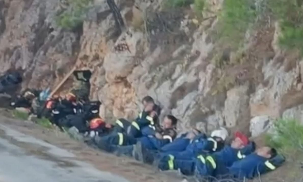 Συγκλονιστική εικόνα στη Χίο: Εξαντλημένοι από τη φωτιά πυροσβέστες κοιμούνται στην άκρη του δρόμου