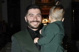 Άρης Τσάπης: «Αν δεν μου έλειπε το θέατρο θα έμενα και χειμώνα στη Σέριφο» λέει ο Θανάσης του «Ευτυχισμένοι Μαζί»