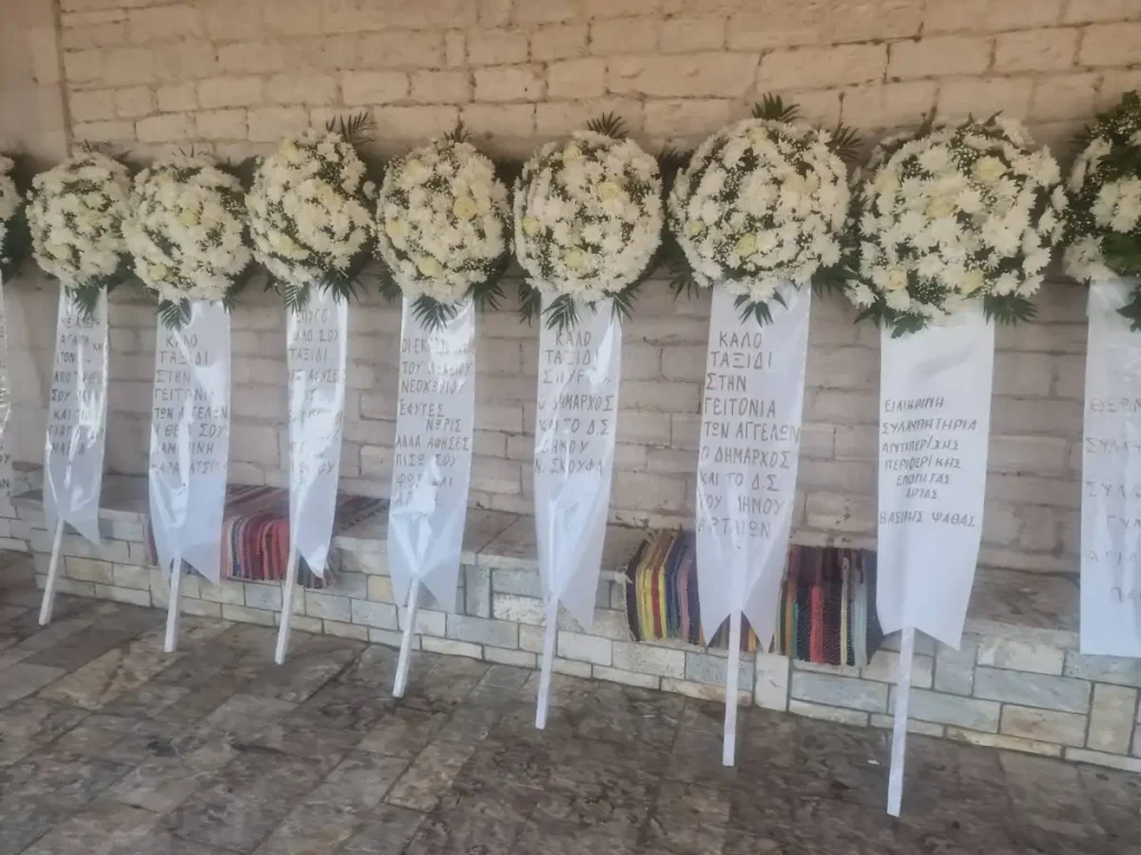 Το τελευταίο «αντίο» στον 14χρονο Σπύρο που πνίγηκε στον Άραχθο - Στην κηδεία ο Ανδρέας Ηλιάδης (ΦΩΤΟ)