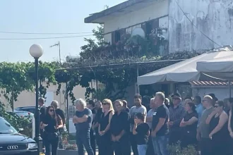 Το τελευταίο «αντίο» στον 14χρονο Σπύρο που πνίγηκε στον Άραχθο - Στην κηδεία ο Ανδρέας Ηλιάδης (ΦΩΤΟ)