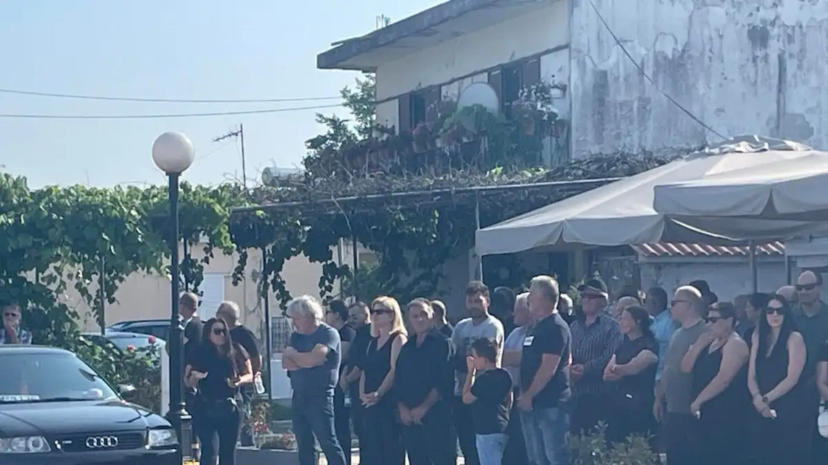 Το τελευταίο «αντίο» στον 14χρονο Σπύρο που πνίγηκε στον Άραχθο - Στην κηδεία ο Ανδρέας Ηλιάδης (ΦΩΤΟ)