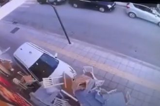 Αγρίνιο: Η στιγμή που ΙΧ παίρνει… παραμάζωμα τραπεζοκαθίσματα ΒΙΝΤΕΟ