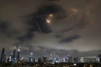 Μαίνεται ο πόλεμος ανάμεσα σε Ισραήλ και Ιράν – «Η Τεχεράνη θέλει να μιλήσει με τις ΗΠΑ, όχι με την Ευρώπη», λέει ο Τραμπ