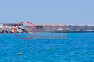 Ελικόπτερο έπεσε κοντά στη Μαρίνα Βουλιαγμένης - ΒΙΝΤΕΟ