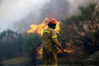 Φωτιά στη Λακωνία στο χωριό Σκουτάρι
