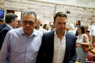 Ο ΣΥΡΙΖΑ κατηγορεί τον Στέφανο Κασσελάκη για «πολιτικό γκανγκστερισμό» και αναξιοπιστία