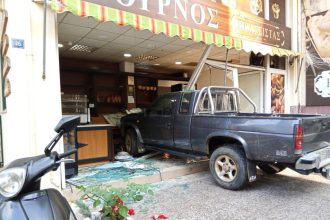 Δυτ. Ελλάδα: «Μπούκαρε» με το αγροτικό σε φούρνο – Από θαύμα γλίτωσε η ιδιοκτήτρια ΦΩΤΟ-ΒΙΝΤΕΟ