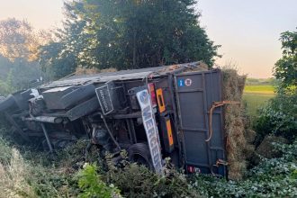 Αγρίνιο: Τούμπαρε φορτηγό που μετέφερε τριφύλλι - Σώος ο οδηγός (φωτο)