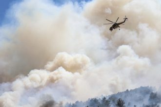 Σε κατάσταση έκτακτης ανάγκης η Χίος από την πύρινη λαίλαπα – Νέο μήνυμα του 112 για εκκένωση 4 περιοχών