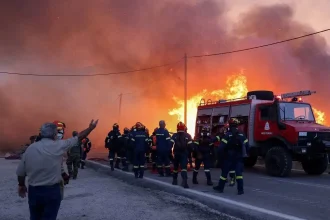Συνελήφθη γυναίκα για την πυρκαγιά στη Χίο - Έσβησε τσιγάρο και έπιασε φωτιά