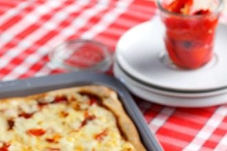 Γρήγορη πίτσα με πάστα ελιάς και 3 τυριά