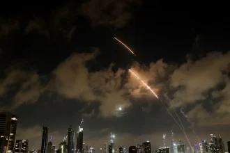 Χαμενεΐ: «Η μάχη ξεκινά» – Το Ισραήλ συνεχίζει τους βομβαρδισμούς, το Ιράν εκτοξεύει υπερηχητικό πύραυλο