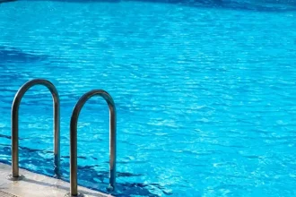 Ρόδος: Χωρίς σφυγμό έφτασε στο νοσοκομείο η 3χρονη που πνίγηκε σε πισίνα – Συνελήφθη ο ιδιοκτήτης της επιχείρησης