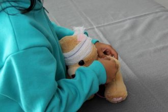 Μάχη για να κρατηθεί στη ζωή δίνει 9χρονη που παρασύρθηκε από ΙΧ ενώ έκανε ποδήλατο