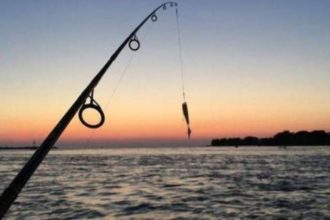 Πάτρα: Απαγορεύεται η αλιεία και το αγκυροβόλιο στις πολυσύχναστες παραλίες