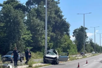 Λάρισα: Νεκρή γυναίκα σε τροχαίο – Το αυτοκίνητό της καρφώθηκε σε κολόνα