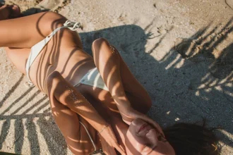 Summer hair guide: Πώς να διατηρήσεις τα μαλλιά σου απαλά και λαμπερά, αυτό το καλοκαίρι