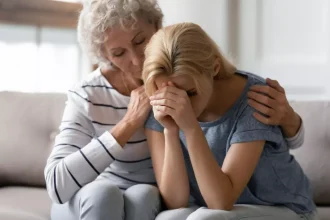 Νέοι σε κρίση ηλικίας και παππούδες που «ξανανιώνουν» - Τι συμβαίνει;