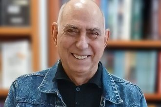 Το βιβλίο του Μιχάλη Μπαϊρακτάρη «Αισιόδοξα πτώματα» παρουσιάζεται σήμερα στην πλατεία Μαρκάτου