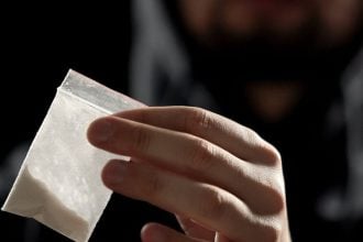 Πώς τα ανήλικα βαποράκια πουλούσαν ναρκωτικά στο σχολείο: Οι απειλές, τα βασανιστήρια, οι νέοι αποκαλυπτικοί διάλογοι και η φράση του "Φραπέ"...