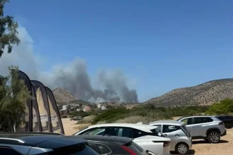 Φωτιά στην Παλαιά Φώκαια – Μήνυμα από το 112 για εκκένωση, απεγκλωβίστηκαν ηλικιωμένοι και παιδιά