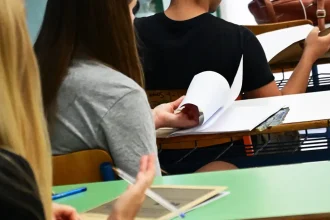 Πανελλήνιες 2025: «Ήταν απειλητική, με πρόσταζε να βγάλω το ακουστικό μου» λέει η βαρήκοη μαθήτρια για την διευθύντρια στην Θεσσαλονίκη