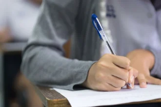 Συνελήφθη διευθύντρια σχολείου μετά από μήνυση γονέα μαθήτριας που φορούσε ακουστικό στις Πανελλήνιες