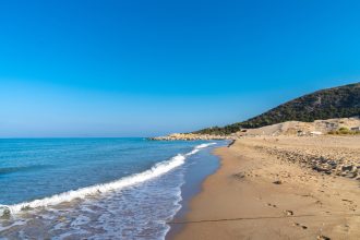 Κίνημα Δημοκρατίας: Τμήμα της παραλίας "Καλογριά" σε ιδιώτη
